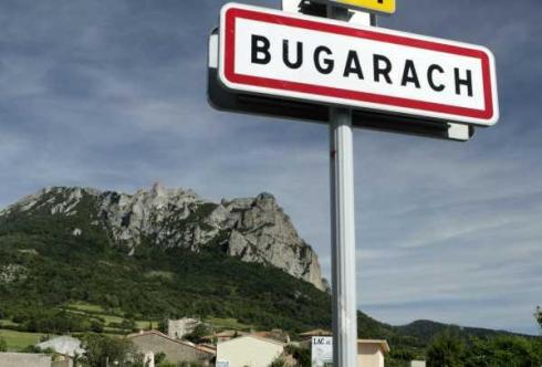Byen Bugarach i Frankrig, og bjerget hvor rumvæsenerne hengiveligt skulle ankomme.